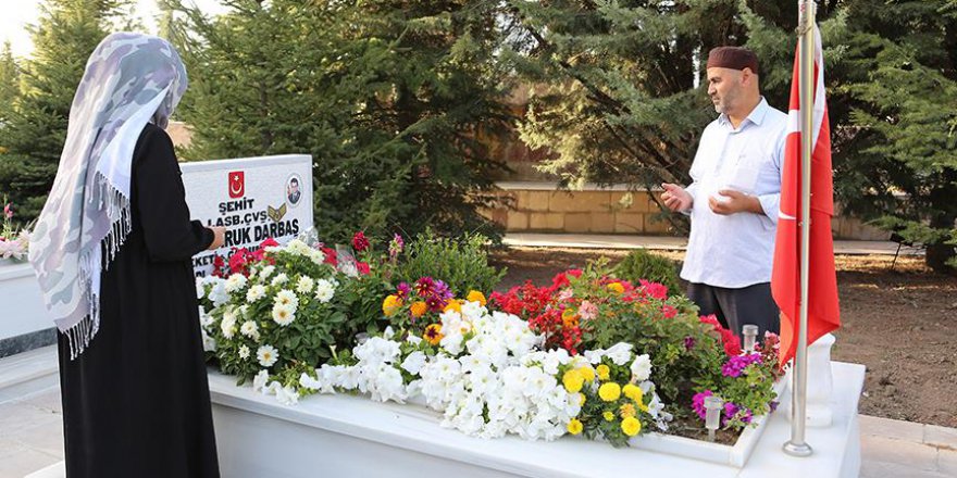 Şehit oğullarının mezarını her gün ziyaret ediyorlar