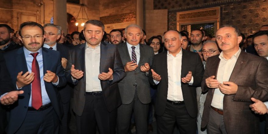 Eyüp Sultan'da sabah namazını kılıp ilk gün mesaisine başladı