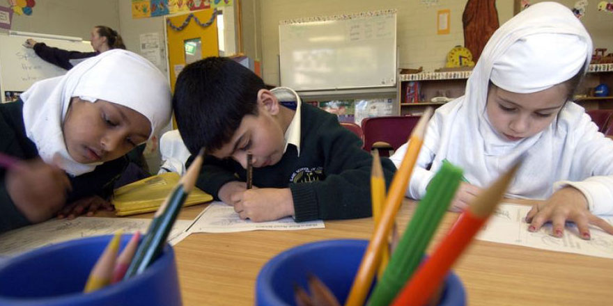 İngiltere'de Müslüman çocuklar Yahudi ve Hıristiyan çocuklardan daha başarılı