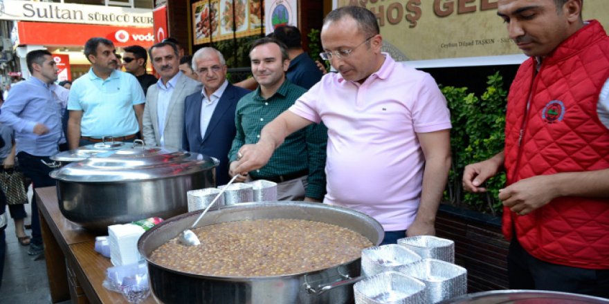 Görevlendirme yapılan belediyeden 2 bin vatandaşa aşure ikramı