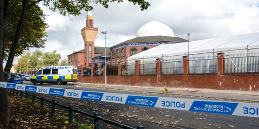 İngiltere'de ırkçıların bıçakladığı çocuk Müslümanlardan dua bekliyor