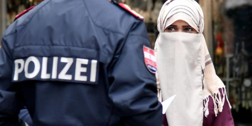 Avusturya'da Müslüman kadının peçesini zorla çıkardılar
