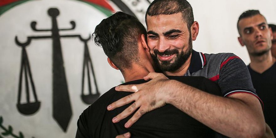 Hamas Fetih Hareketi mensubu 5 tutukluyu serbest bıraktı