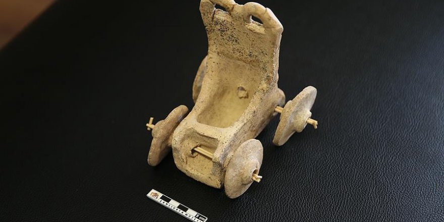 5 bin yıllık oyuncak at arabası bulundu
