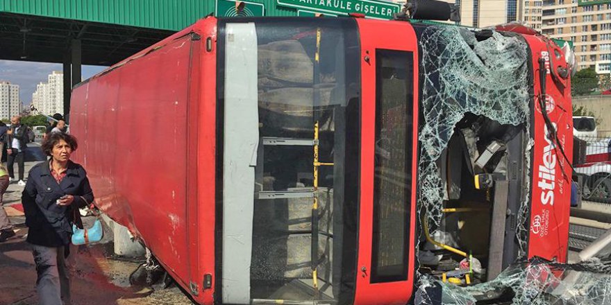 İstanbul'da özel halk otobüsü devrildi