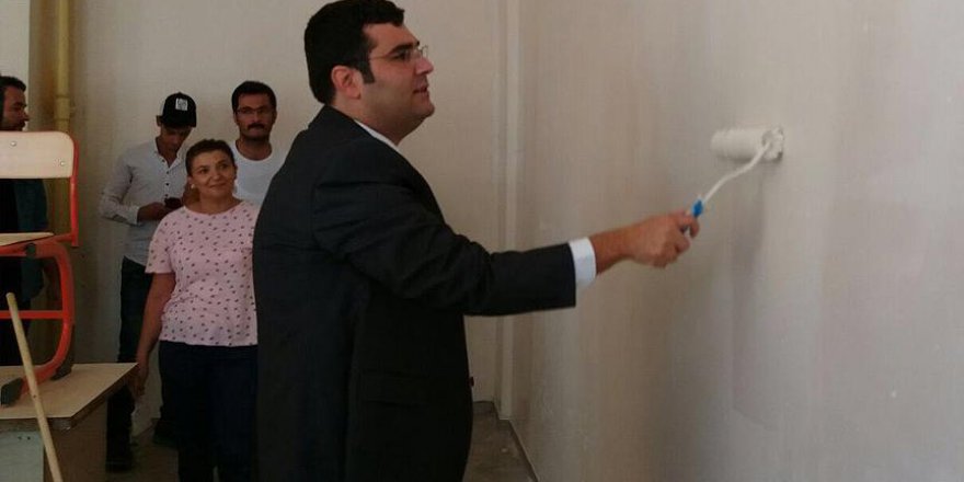 Başkan gönüllü öğretmenlerle okul boyuyor