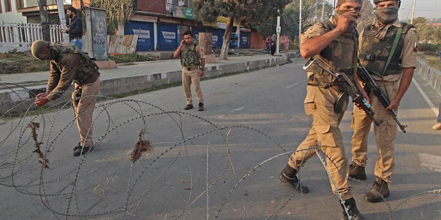 Keşmir'de 2 çocuk hayatını kaybetti