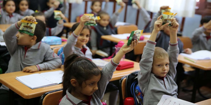 Öğrencilere kuru üzüm dağıtıldı