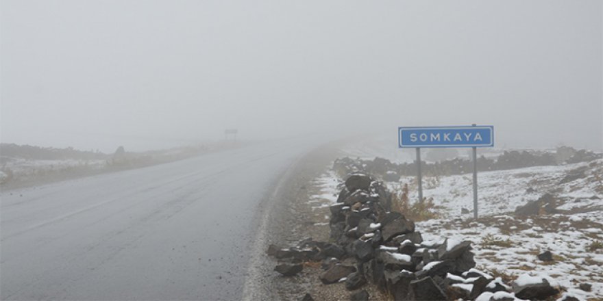 Tendürek Geçidi'ne kar yağdırıldı