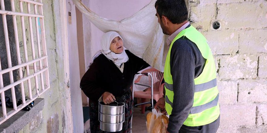 Bitlis'te yaşlı ve kimsesizler için eve yemek götürülüyor