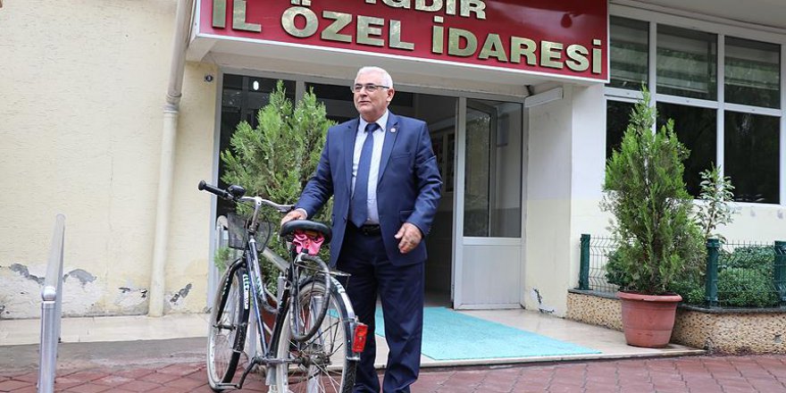 Bisikletini 4 otomobile tercih ediyor