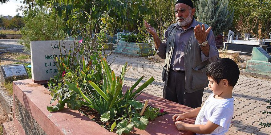 Evlatları kurban eti dağıtırken katledilen ailelerin matemi dinmiyor