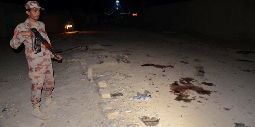Pakistan'da türbeye intihar saldırısı: 20 ölü