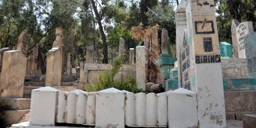 Şanlıurfa Bediüzzaman mezarlığındaki mezar taşlarında ilginç figürler