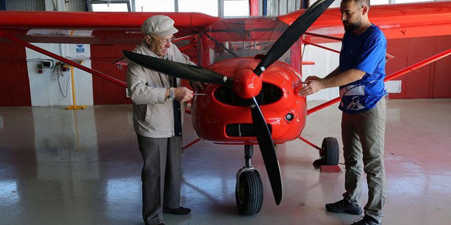 57 yıllık uçak tecrübesini gençlere aktarıyor