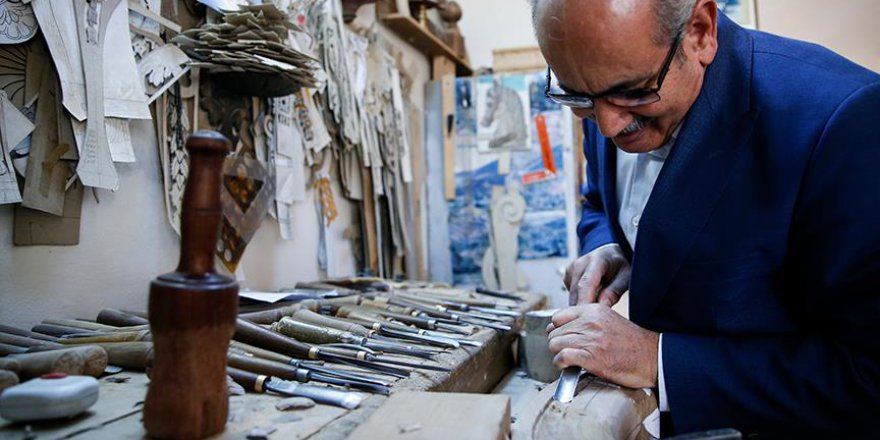Usta eller hat sanatını ahşaba işliyor