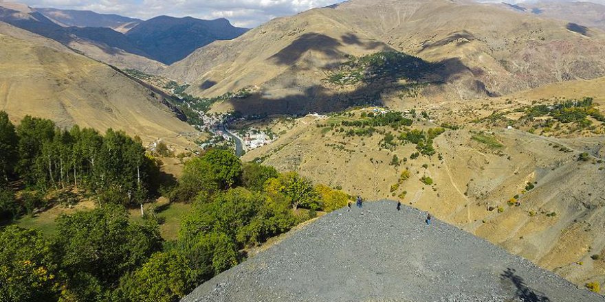 Okul için dağ bile delinir