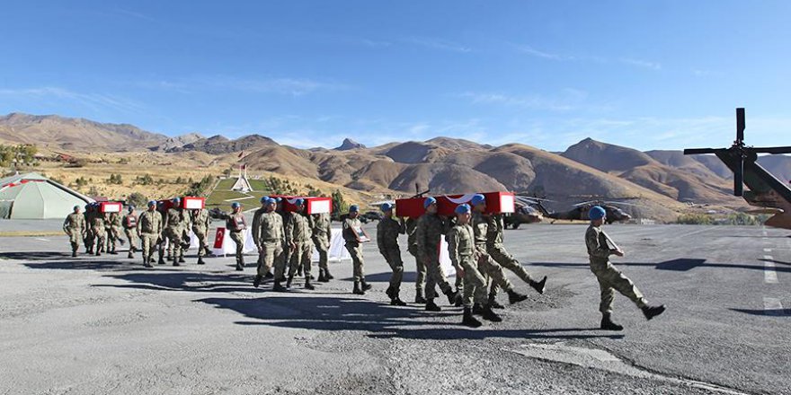 Hakkari'de şehitler için tören