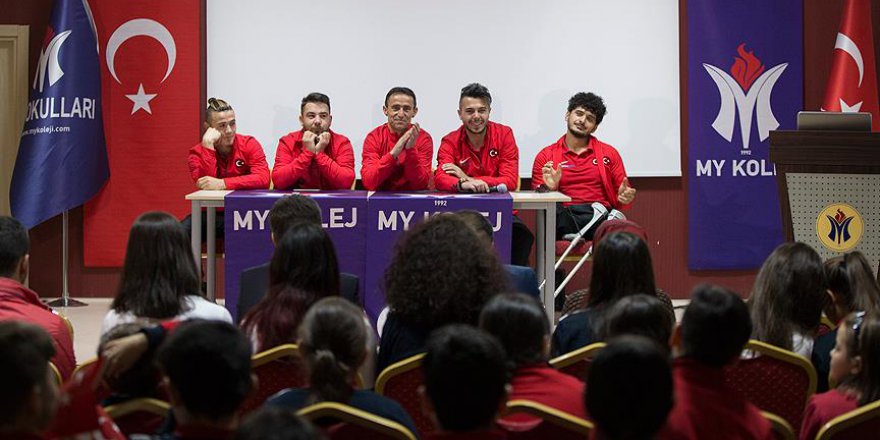 Ampute futbolcular öğrencilerle buluştu