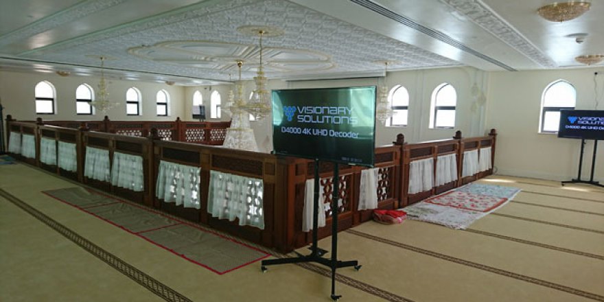 İngiltere'de bu camide kılınan namazı dünya izleyebiliyor