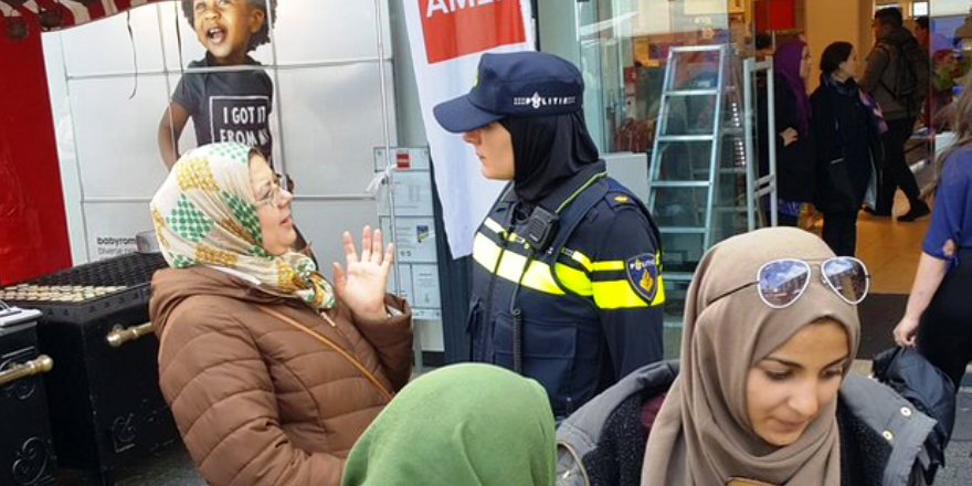Hollanda'nın başörtülü polisi şikayetçi oldu