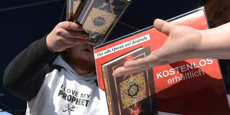 İsviçre'de Kur'an-ı Kerim dağıtımına çok sinirlendiler