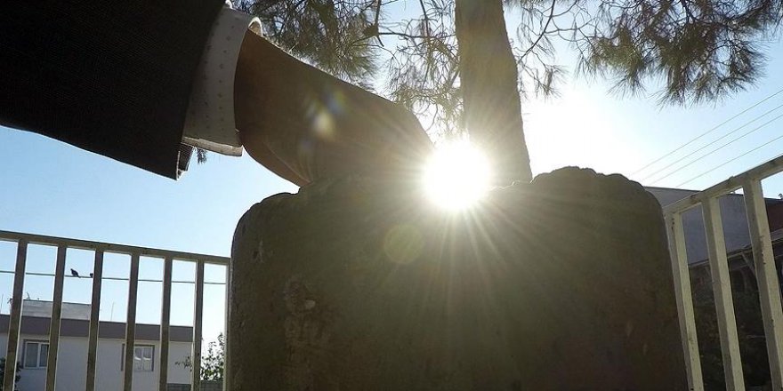 'Sadaka taşı'na bırakılan harçlıklar simit ve meyve suyu oluyor