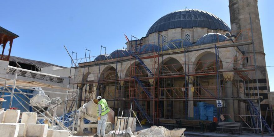 Tarihi camiden roket mermisinin izleri siliniyor
