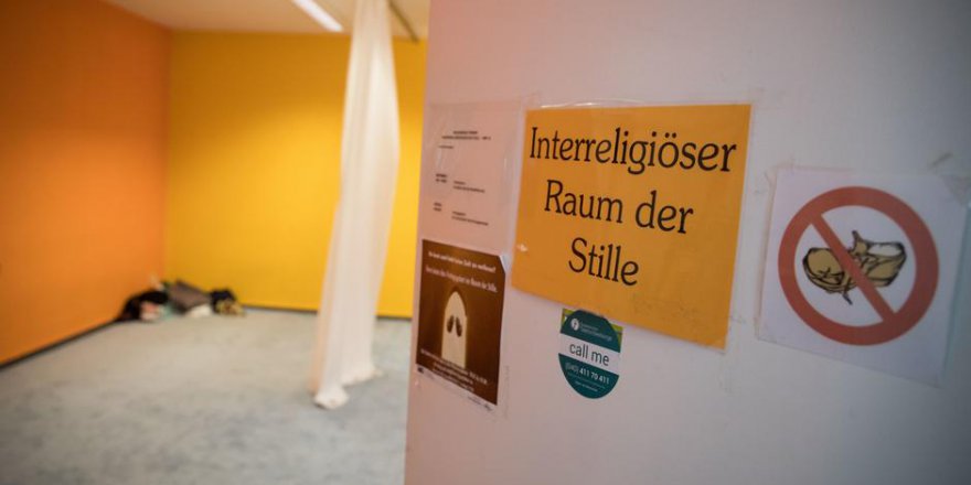 Alman üniversitesi dua eden Müslümana karşı önlem aldı