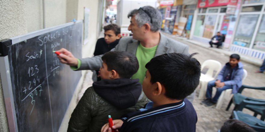 'Sokakta Bilgi Okulu'yla dezavantajlı çocuklara ışık oldu