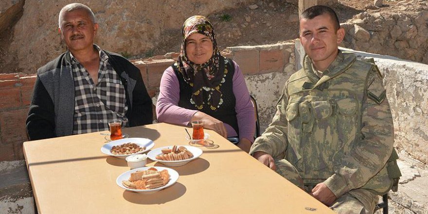 Sınırda nöbet tutan askere sürpriz