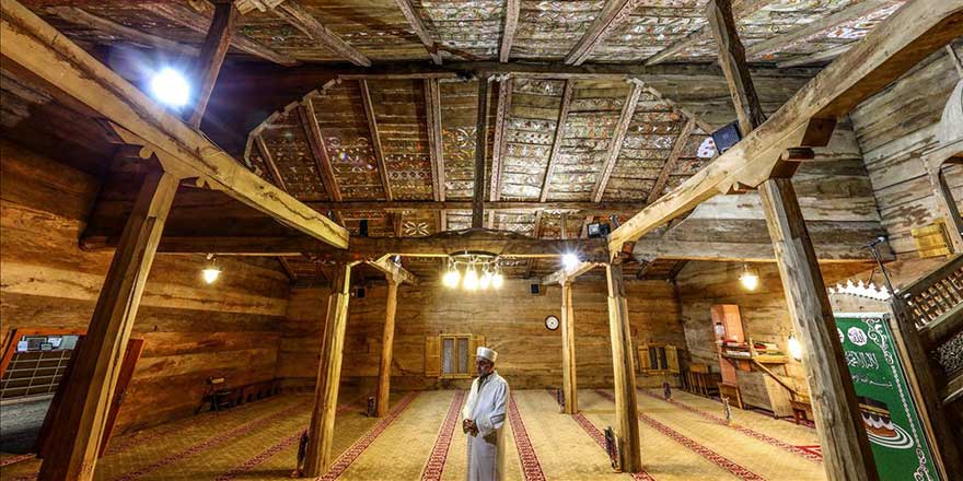 Çivisiz cami 811 yıldır ayakta, yıkılırsa kıbleye doğru yıkılacak