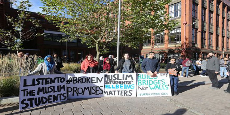 İngiliz üniversitesinde mescid kısıtlaması protesto edildi