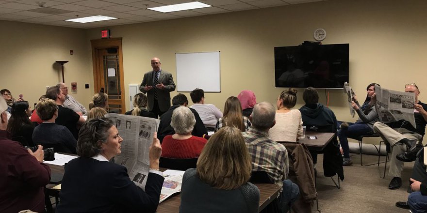 İslam düşmanı yazar protesto edilince şok geçirdi