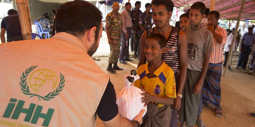 İHH, 350 bin Arakanlıya yardım ulaştırdı