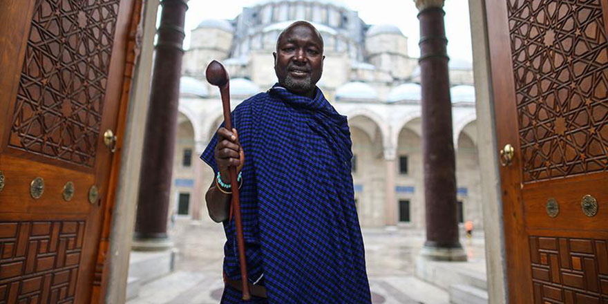 Kabile şefi Kiberenge İslam'ı tanımaya geldi