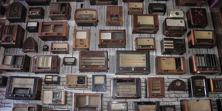 37 yılda 500 radyo topladı