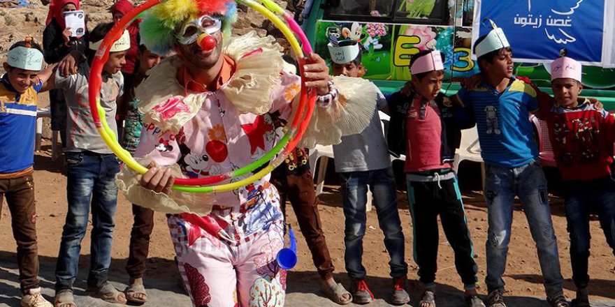 Suriye'de çocuklara palyaçolu terapi
