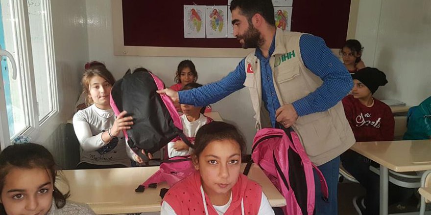 Suriyeli öğrencilere kırtasiye yardımı