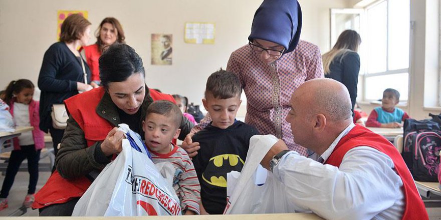 Türk Kızılayından ihtiyaç sahibi öğrencilere yardım