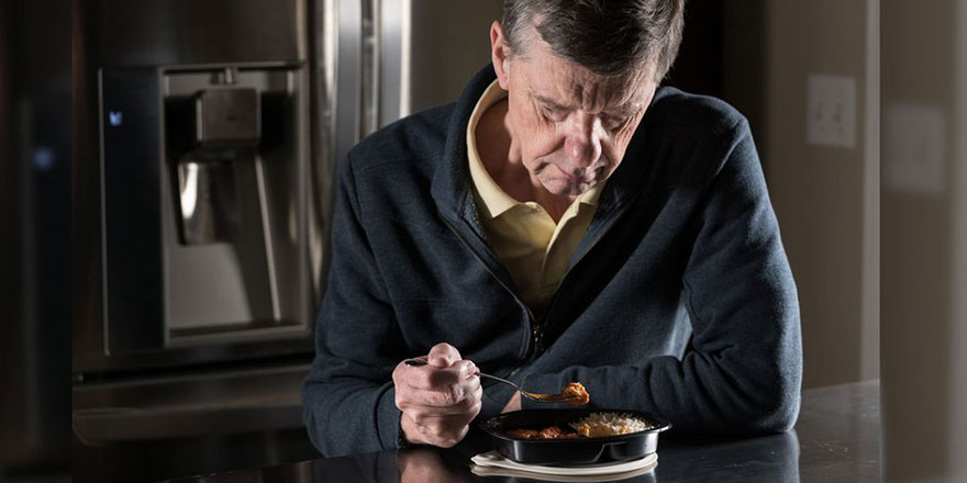 Yemeği yalnız yiyen erkeklerde hastalık riski daha fazla!