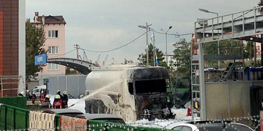 Tuzla'da akaryakıt tankerinde çıkan yangın söndürüldü