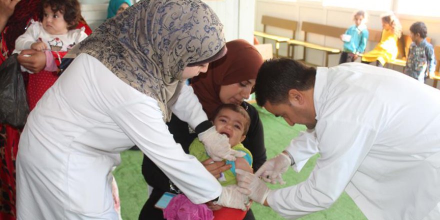 Suriyeli sığınmacı çocuklar aşılanıyor