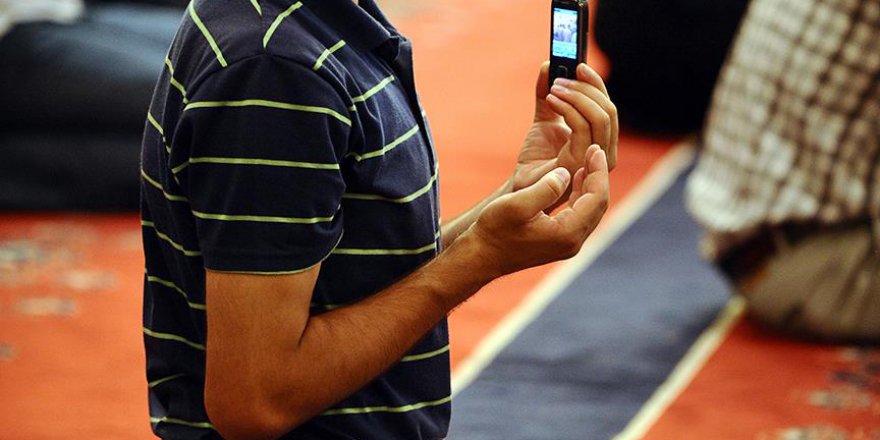 İmamlar Cuma hutbesindeki cep telefonundan şikayetçi!