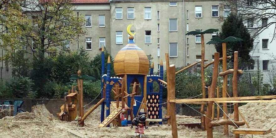 Çocuk parkındaki kubbe ve hilal tartışması