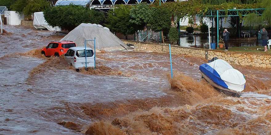 Mersin'de şiddetli yağış nedeniyle dereler taştı