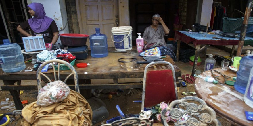 Malezya'da 6 bine yakın kişi evlerinden oldu