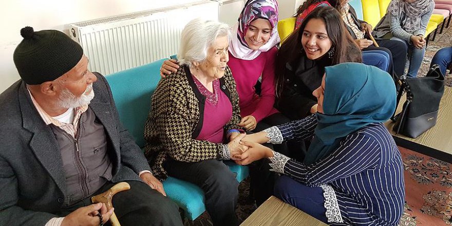 'Gönüllü Torun'lar huzurevinde