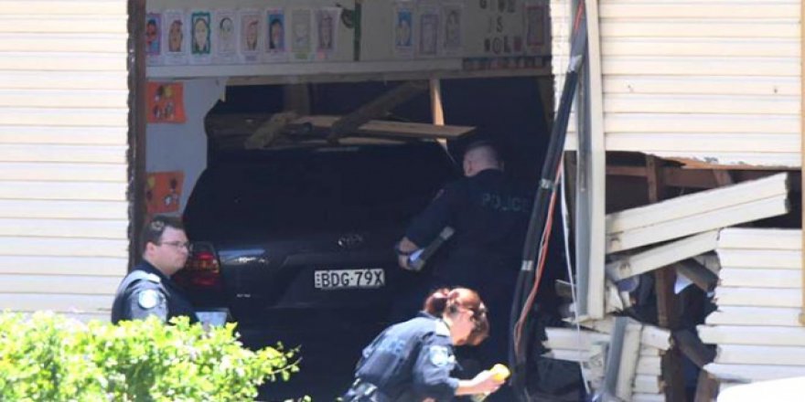 Avustralya'da otomobil okula girdi, 2 öğrenci öldü