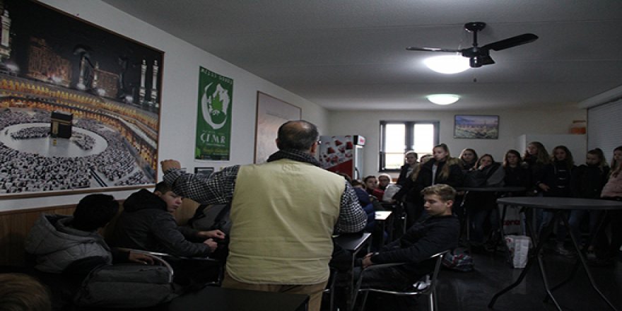 Hollandalı öğrencilerden camiye ziyaret